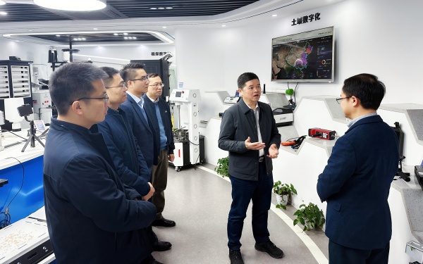 廣西農(nóng)村投資集團(tuán)有限公司黨委書記、董事長廖應(yīng)燦一行蒞臨托普云農(nóng)調(diào)研參觀