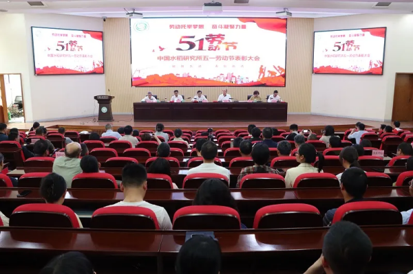 托普云農(nóng)董事長陳渝陽為青年科學家頒發(fā)“托普數(shù)字農(nóng)業(yè)創(chuàng)新獎”